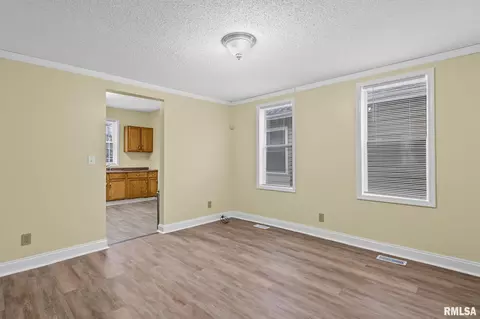 Living - 631 W Edwards St, Springfield, IL 62704 photo 2 of 3