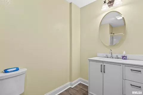 Bath - 631 W Edwards St, Springfield, IL 62704 photo 1 of 3