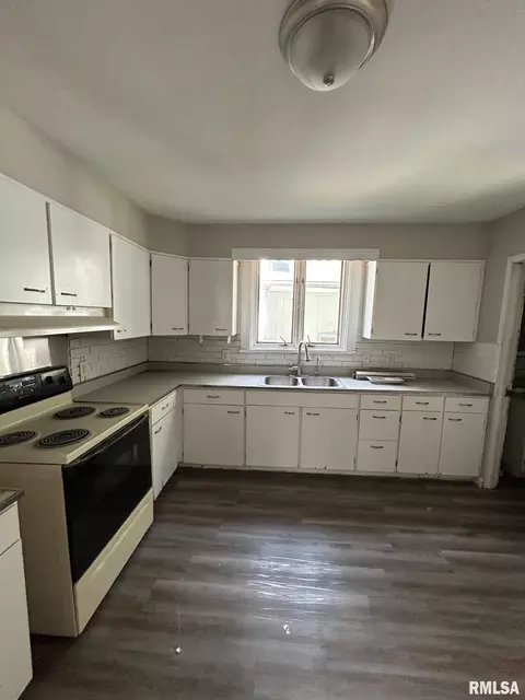 Kitchen - 318 S State St, Springfield, IL 62704 photo 1 of 2