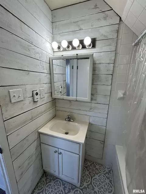 Bath - 318 S State St, Springfield, IL 62704 photo 1 of 1