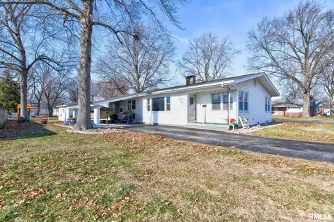 1245 Lincoln Ave, Taylorville, IL 62568