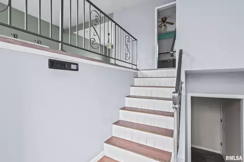 Entry Way - 441 Armor Rd, Springfield, IL 62704 photo 2 of 4