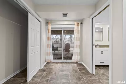 Entry Way - 441 Armor Rd, Springfield, IL 62704 photo 4 of 4
