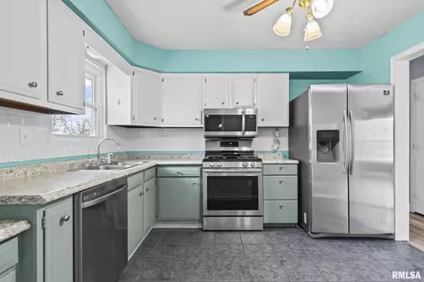 Kitchen - 441 Armor Rd, Springfield, IL 62704 photo 3 of 3