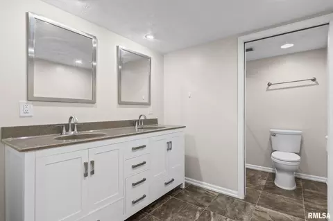 Bath - 441 Armor Rd, Springfield, IL 62704 photo 1 of 4