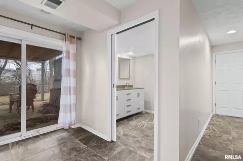 Entry Way - 441 Armor Rd, Springfield, IL 62704 photo 3 of 4