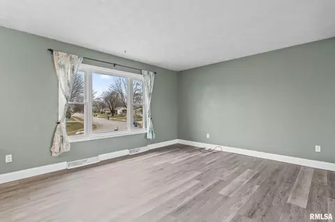 Living - 441 Armor Rd, Springfield, IL 62704 photo 3 of 4