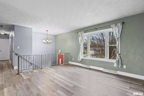 Living - 441 Armor Rd, Springfield, IL 62704 photo 2 of 4