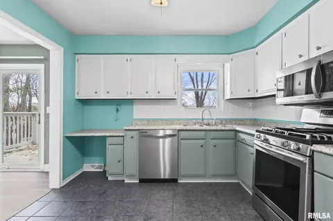 Kitchen - 441 Armor Rd, Springfield, IL 62704 photo 2 of 3
