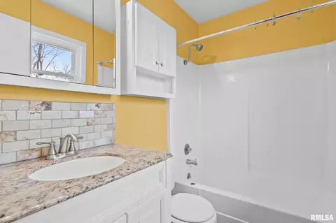 Bath - 441 Armor Rd, Springfield, IL 62704 photo 3 of 4