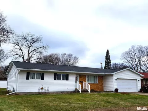 165 Half Moon St, Lincoln, IL 62656