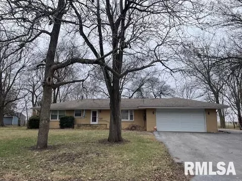 207 N West St, Stonington, IL 62567