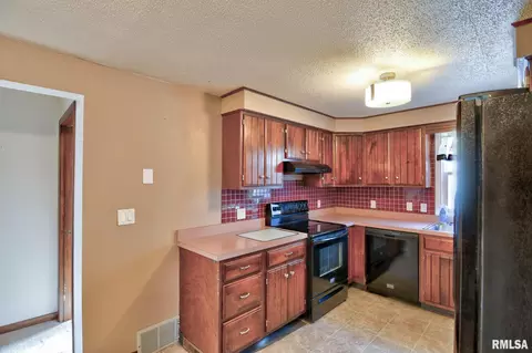Kitchen - 1908 N 19th St, Springfield, IL 62702 photo 2 of 5