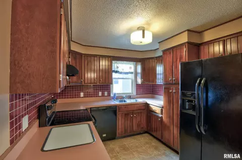 Kitchen - 1908 N 19th St, Springfield, IL 62702 photo 4 of 5