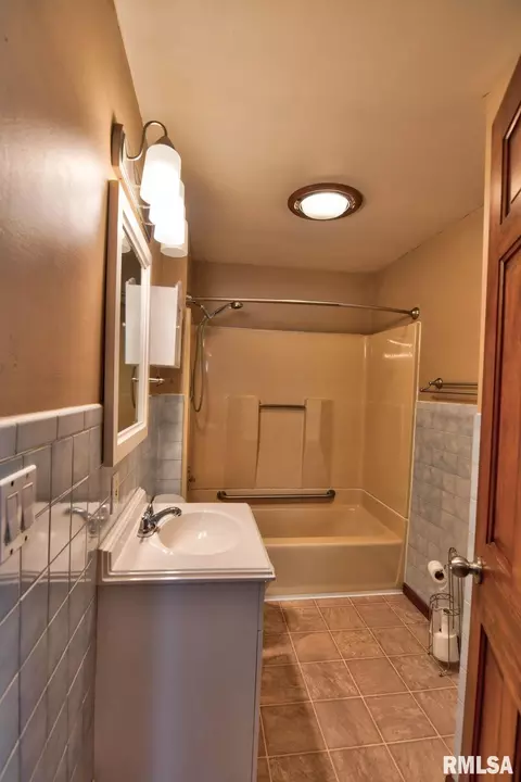 Bath - 1908 N 19th St, Springfield, IL 62702 photo 1 of 3