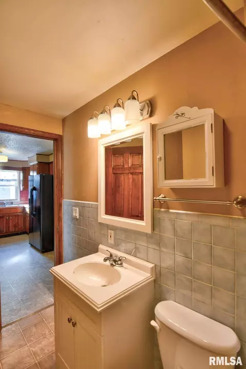 Bath - 1908 N 19th St, Springfield, IL 62702 photo 3 of 3