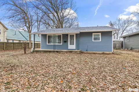 504 W Chestnut St, Chatham, IL 62629