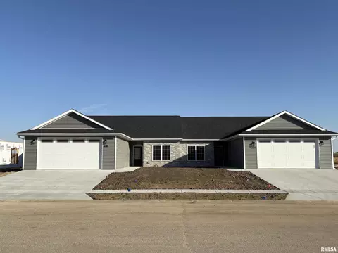 60 Applebee Farms Dr # B, Jacksonville, IL 62650