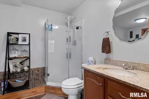 Bath - 641 Foxtail Ln, Springfield, IL 62707 photo 1 of 3
