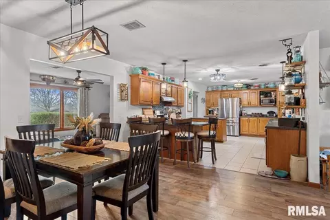 Dining - 641 Foxtail Ln, Springfield, IL 62707 photo 2 of 2
