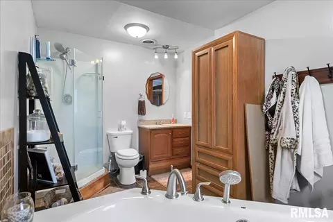 Bath - 641 Foxtail Ln, Springfield, IL 62707 photo 2 of 3