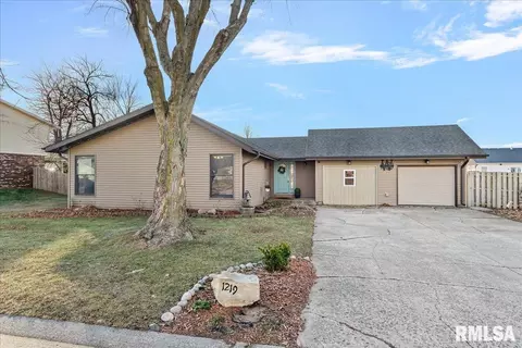 1219 7th St, Pawnee, IL 62558