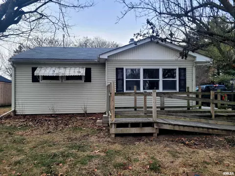 210 S White St, Macomb, IL 61455