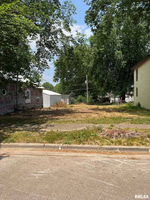 716 6th St, Lincoln, IL 62656