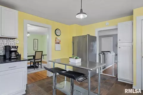 Kitchen - 2021 Cardinal Dr, Springfield, IL 62704 photo 3 of 4