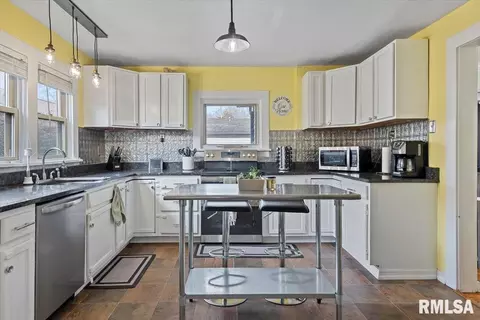 Kitchen - 2021 Cardinal Dr, Springfield, IL 62704 photo 1 of 4
