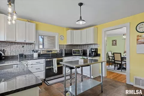 Kitchen - 2021 Cardinal Dr, Springfield, IL 62704 photo 2 of 4