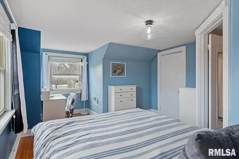 Bedroom - 2021 Cardinal Dr, Springfield, IL 62704 photo 3 of 6