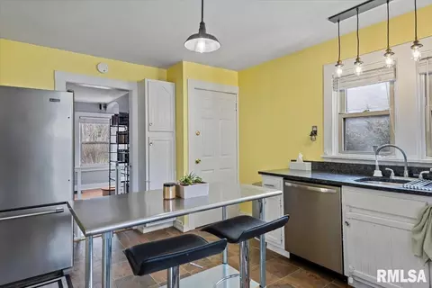 Kitchen - 2021 Cardinal Dr, Springfield, IL 62704 photo 4 of 4