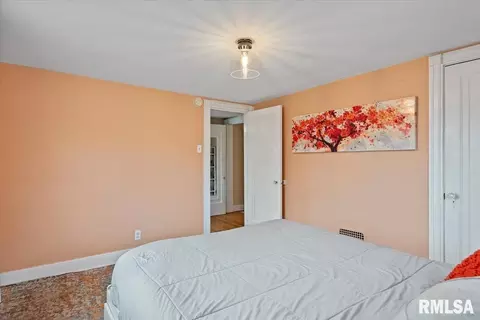 Bedroom - 2021 Cardinal Dr, Springfield, IL 62704 photo 5 of 6
