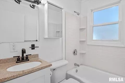 Bath - 1820 Fairmont Dr, Springfield, IL 62702 photo 1 of 1