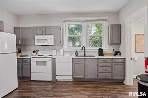 Kitchen - 112 N Macarthur Blvd, Springfield, IL 62702 photo 1 of 2