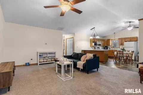 3053 Twin Lakes Dr, Springfield, IL 62707 photo 2