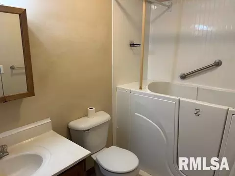 Bath - 3136 Lakeshire Dr, Springfield, IL 62707 photo 1 of 1
