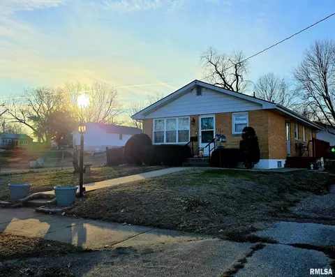 1620 Cedar St, Quincy, IL 62301