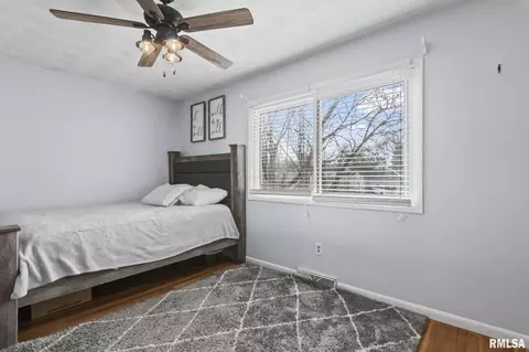 Bedroom - 1386 Valley Dr, Springfield, IL 62702 photo 8 of 11