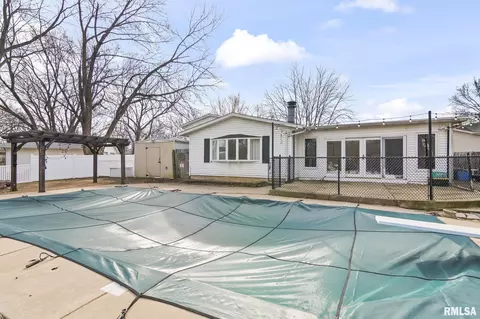 Exterior - 1386 Valley Dr, Springfield, IL 62702 photo 3 of 8