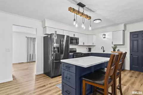Kitchen - 1386 Valley Dr, Springfield, IL 62702 photo 3 of 4