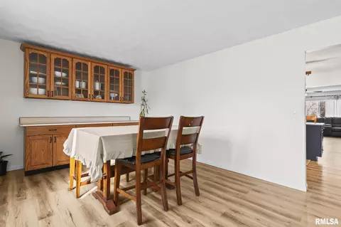 Dining - 1386 Valley Dr, Springfield, IL 62702 photo 1 of 2