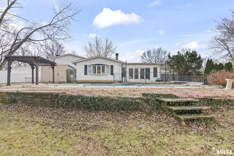 Exterior - 1386 Valley Dr, Springfield, IL 62702 photo 4 of 8