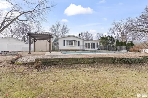 Exterior - 1386 Valley Dr, Springfield, IL 62702 photo 2 of 8