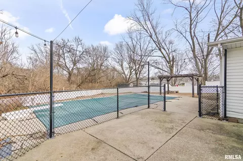 Exterior - 1386 Valley Dr, Springfield, IL 62702 photo 6 of 8