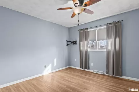 Bedroom - 1386 Valley Dr, Springfield, IL 62702 photo 9 of 11