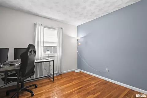 Bedroom - 1386 Valley Dr, Springfield, IL 62702 photo 6 of 11