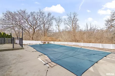 Exterior - 1386 Valley Dr, Springfield, IL 62702 photo 7 of 8