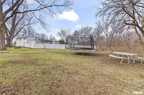Exterior - 1386 Valley Dr, Springfield, IL 62702 photo 5 of 8